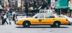 Samochód taxi na ulicy miasta